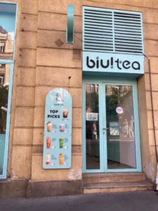 The front of the bubble tea shop bui!tea in budapest