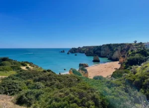 A view of the sunny beach in Lagos, Portugal | Packing List Portugal